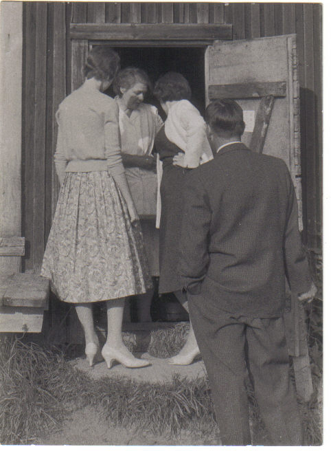 Kunder besöker Säby där farmor Alice har mjölkförsäljning, 50-talet